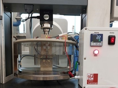 In-situ Bruchmechanikprüfstand mit elektrochemischer Wasserstoffbeladung 