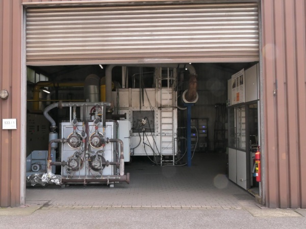 Blick auf den Lufterhitzer (vorne) und das Hochtemperaturtechnikum
