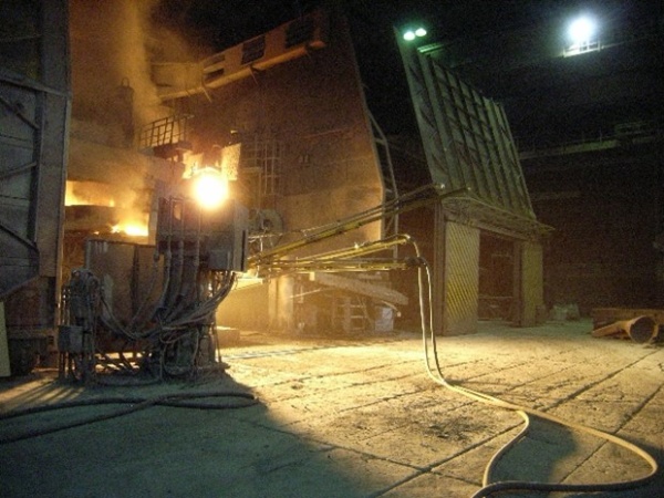 Injection of reducing agent into the electric arc furnace