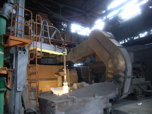 Injection of zinc-containing residual dust into the induction furnace