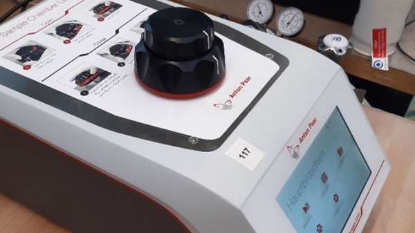 gas pycnometer for determining the true density of solid samples